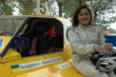 3 листопада 2009, 18:29 Переглядів:   У повсякденному житті донеччанка Ірина Бондаренко їздить на жіночому авто блакитного кольору, не порушує правила дорожнього руху і пересувається по місту на мінімальній швидкості