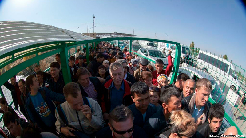 Черга на киргизько-казахському кордоні: люди очікують огляду, щоб перейти на казахстанську сторону