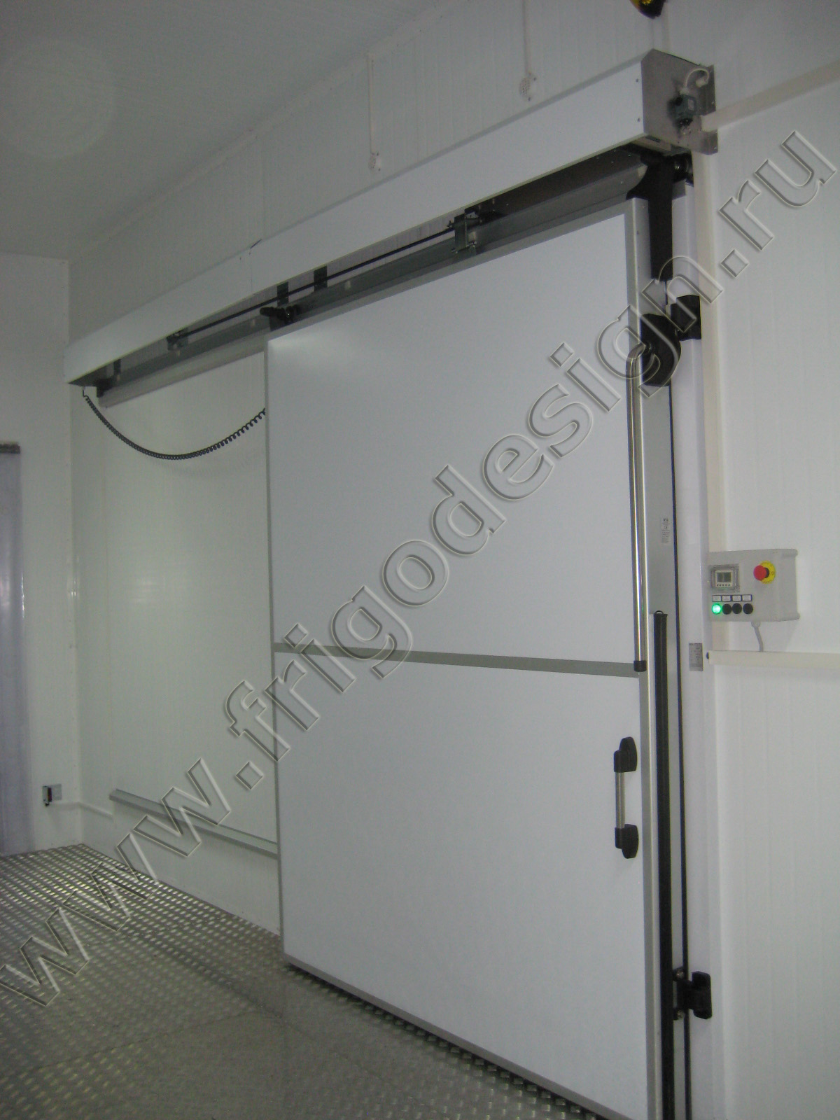 Для зниження енергоспоживання холодильних камер двері і ворота для них виготовляються також як теплоізоляційні сендвіч панелі