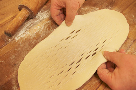 На тісто викласти підготовлену начинку (змішати цукор, брусницю та яблучне повидло), розподілити рівномірно по поверхні тесту