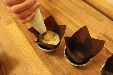 Потім в тісто акуратно ввести подрібнений шоколад