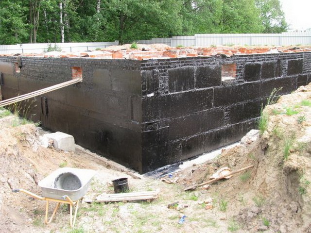 Суцільні блоки з важкого бетону є ідеальним матеріалом для пристрою стрічкових фундаментів, стін підвалів і технічного підпілля, для зведення підпірних стін незначною висоти