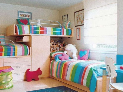 Заощаджуйте простір, використовуючи два яруси і третю висувну ліжко, заховану в подіумі