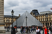 Один з найбільш відвідуваних міст світу - романтичний   Париж   - туристами затоплений цілий рік