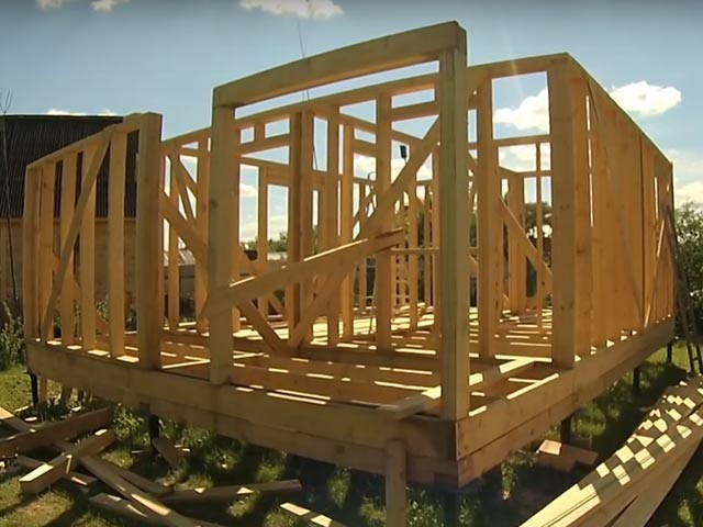 У статті розглянемо етапи будівництва каркасного домавід фундаменту до даху