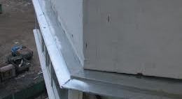 неякісний монтаж виносу на балконі або лоджії (з шматків металу), або навіть дірки з-під саморізів можуть текти дуже інтенсивно