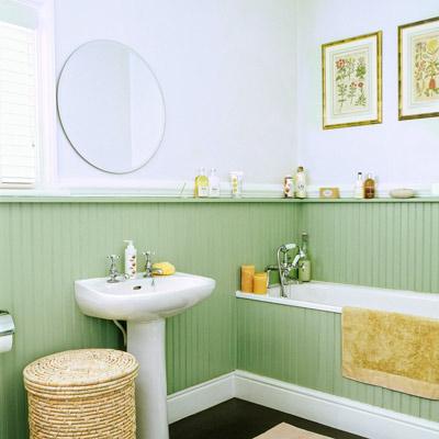 Наприклад, зону ванни можна виділити кахельною плиткою, а інші стіни пофарбувати