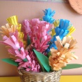 «Весняні гіацинти» з паперу   Напередодні свята 8 березня з дітьми підготовчої групи зробила подарунки для мам Весняні гіацинти