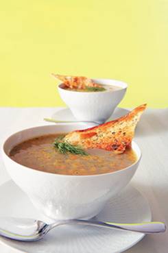 Варити суп можна на попередньо підготовленому курячому бульйоні або на овочевому відварі
