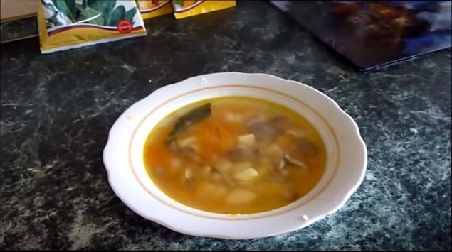 Грибний суп з вешанкі і локшиною