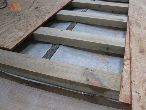 Найчастіше плити укладаються на дерев'яні бруски, які грають роль статевих лаг і дозволяють згладити похибки   бетонної стяжки
